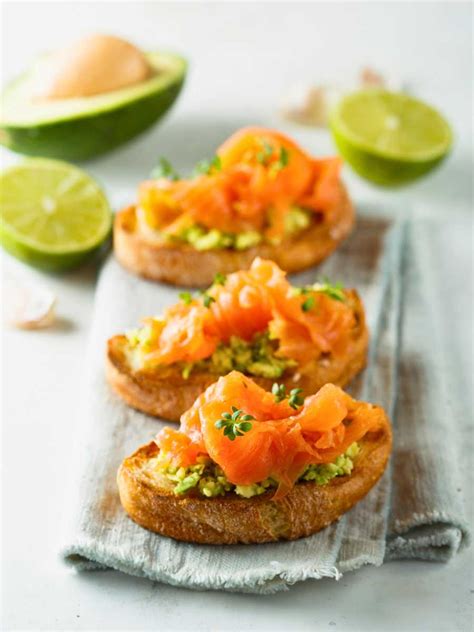 Aperitivos de aguacate y salmón ahumado