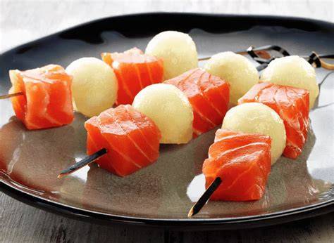Brochetas de salmón y melón