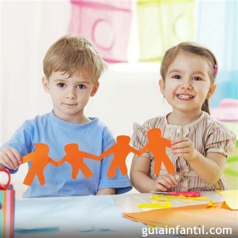 Niños creando manualidades con pasta