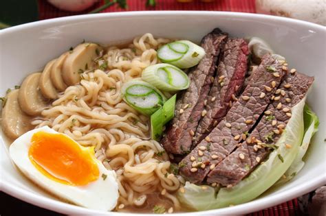 Ramen de ternera con verduras frescas