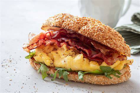 Bocadillo de huevos revueltos con pan brioche