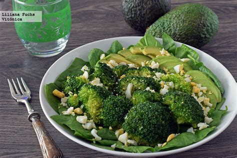 Ensalada de brócoli, aguacate y huevo