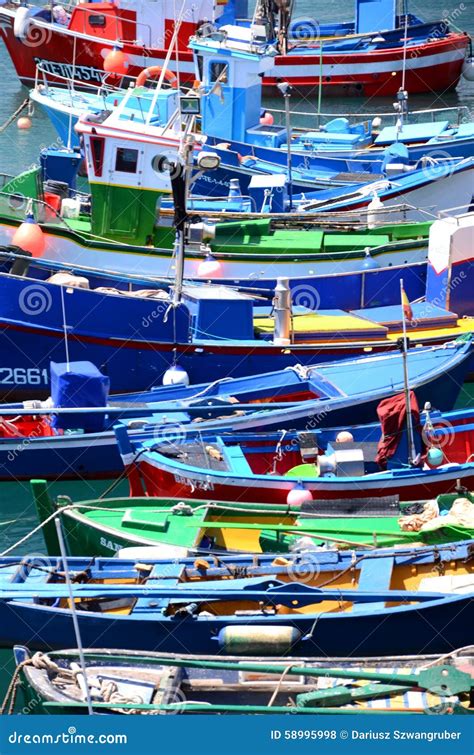 Puerto pesquero de Las Galletas con barcas y restaurantes