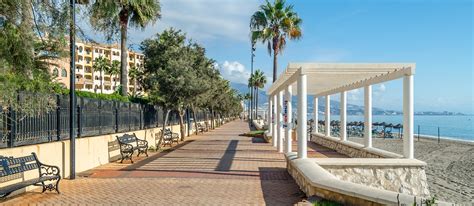 Paseo marítimo de Las Galletas con palmeras y vistas al mar