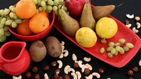 bodegón de frutas con manzanas y frutos secos