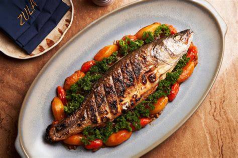 Pescado asado en bandeja con verduras