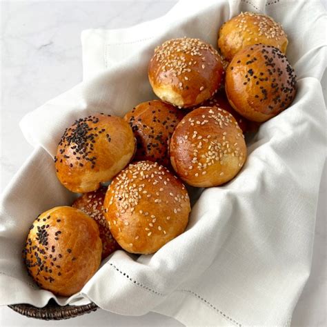 Bollitos de calabaza rellenos de queso en un plato