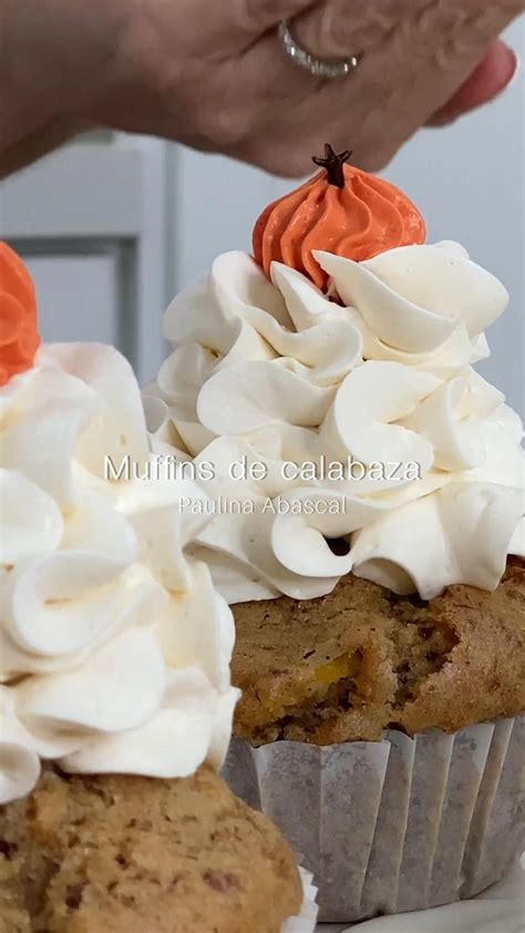 Muffins de calabaza recién horneados con cobertura crujiente