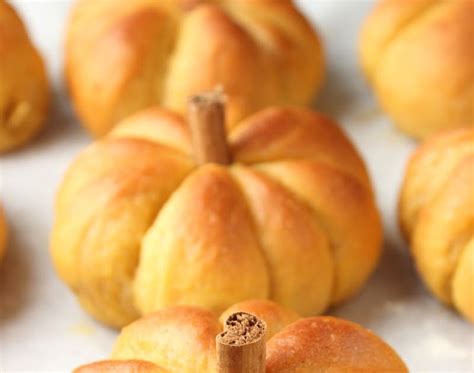 Bollitos de calabaza con forma de calabaza decorados con nueces
