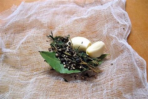 Preparación de una bolsita de especias con gasa y diferentes especias