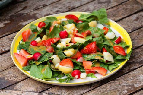 Ensalada fresca de espinacas y frutas