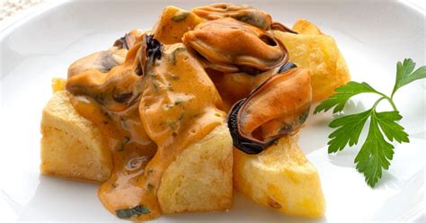 Patatas crujientes con mejillones y salsa