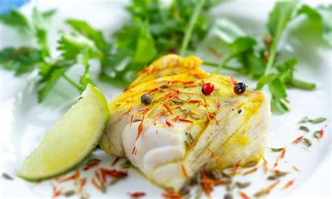 Merluza confitada con salsa de anís y azafrán