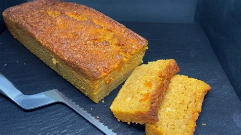 Bizcocho de calabaza y naranja recién horneado