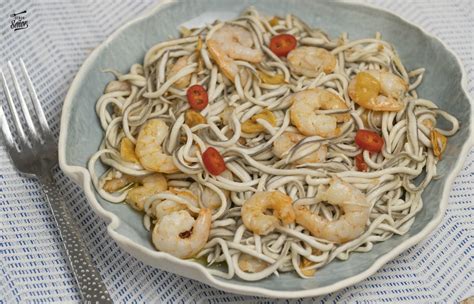 Sofrito de gambas, gulas y ajo