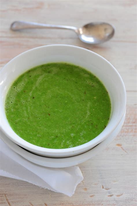 Crema de guisantes verde brillante en un bol