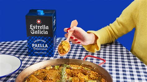 Preparación del caldo para la paella valenciana