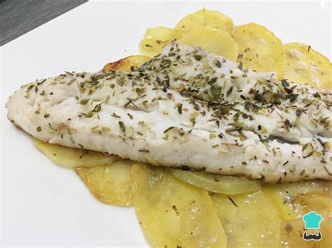 Merluza al horno con patatas panaderas