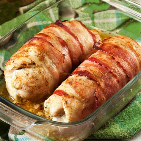 Pechugas de pollo rellenas y envueltas en bacon