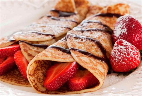 Crepes apilados con fruta y sirope