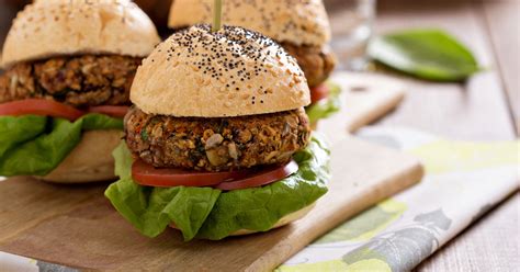 Hamburguesas de avena en un plato con guarnición