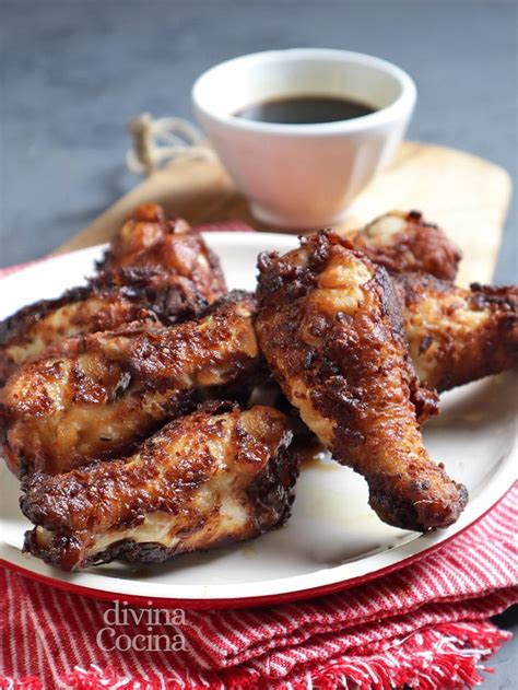 Pollo frito con miel y sriracha en un plato