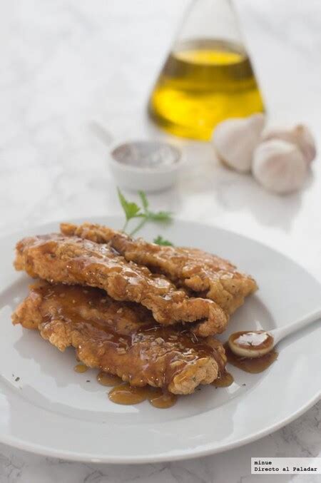 Pechugas de pollo crujientes con salsa de ajo y miel