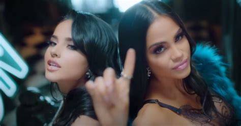 Becky G y Natti Natasha en el videoclip de Sin Pijama