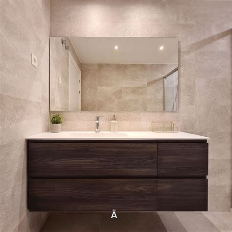 Mueble de baño rústico de madera oscura