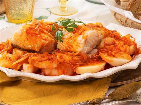 Plato de bacalao a la gallega listo para servir con perejil