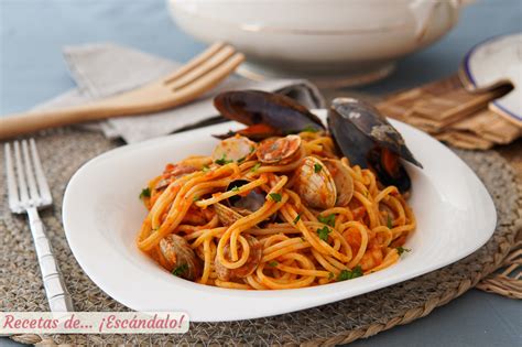 Espaguetis con salsa marinera y queso