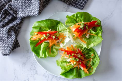 Ingredientes frescos para tacos de lechuga