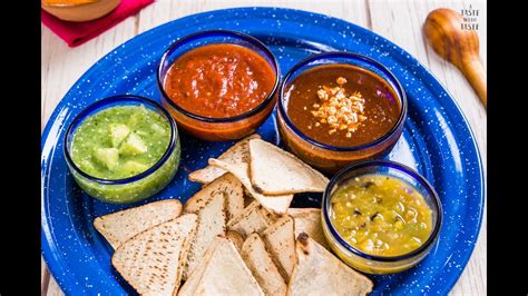Variedad de aderezos y salsas para tacos de lechuga