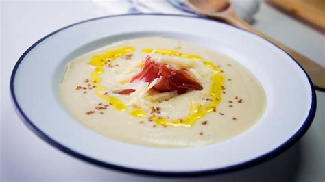 Crema de coliflor decorada con jamón serrano picado