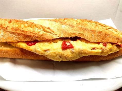Bocadillo de tortilla con pimientos