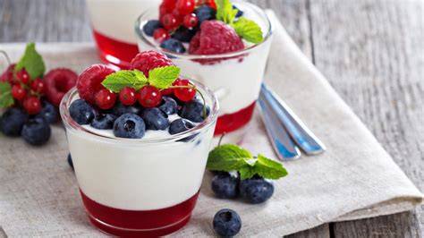 Vasitos ligeros de yogur y frutos rojos