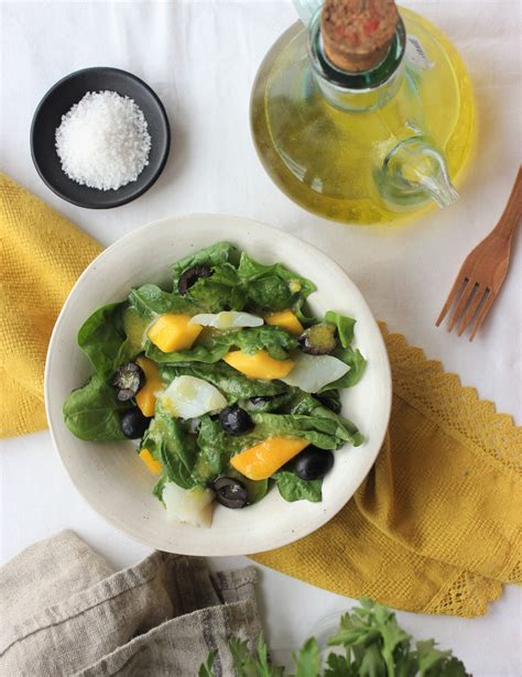 Ensalada fresca de espinacas, bacalao y mango