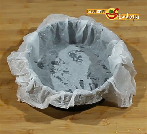 Molde de 18 cm con papel sulfurizado para una tarta alta