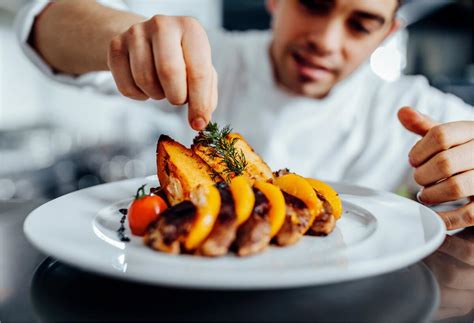 Chef preparando platillos mexicanos en la cocina