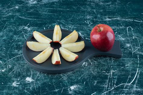 Manzanas cortadas y colocadas en el molde