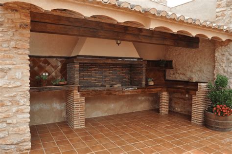 Esquema técnico de barbacoa de ladrillo con chimenea