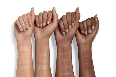 Mujer probando diferentes tonos de base de maquillaje en la mandíbula