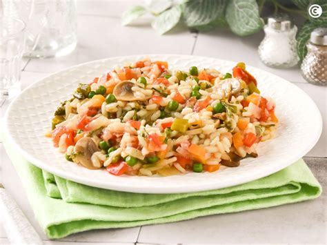 Plato de risotto con verduras frescas