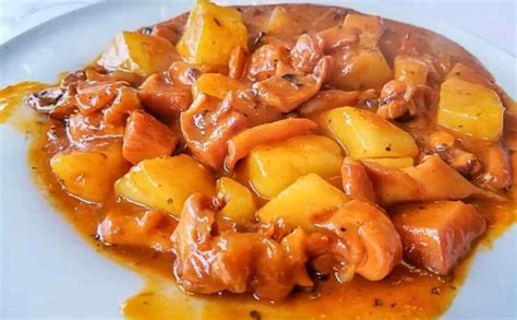 Calamares guisados con patatas en una cazuela