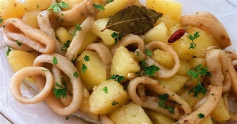 Ingredientes frescos para patatas con calamares