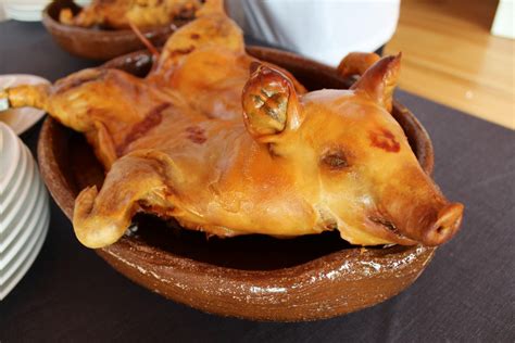 Cochinillo asado y cordero asado en la mesa