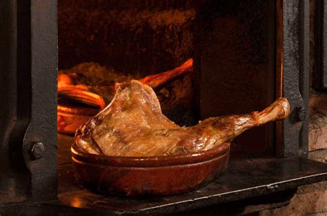 Cordero lechal asado en horno de leña