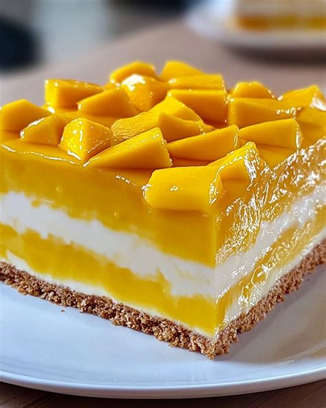 Carlota de mango con capas de galleta y crema