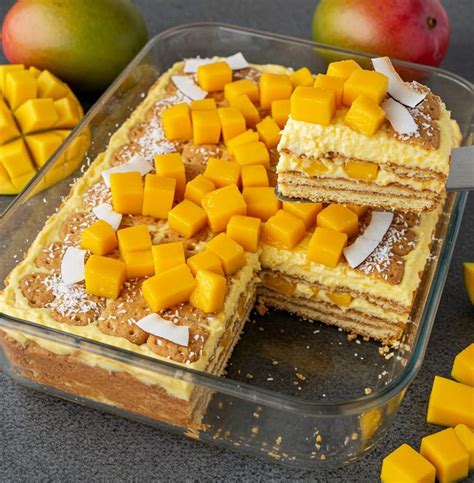 Carlota de mango en capas en un molde rectangular