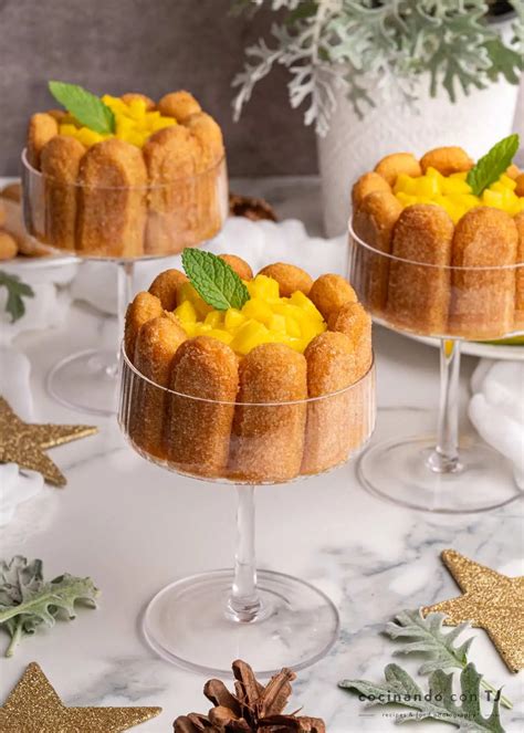 Carlota de mango decorada con frambuesas y menta